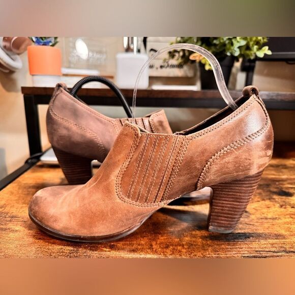 Clark’s Artisan Brown Heeled Booties Size 10 - Picture 6 of 13